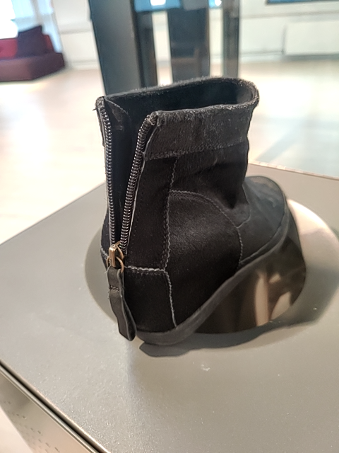Shoe the Bear, støvlet, sort sælskind